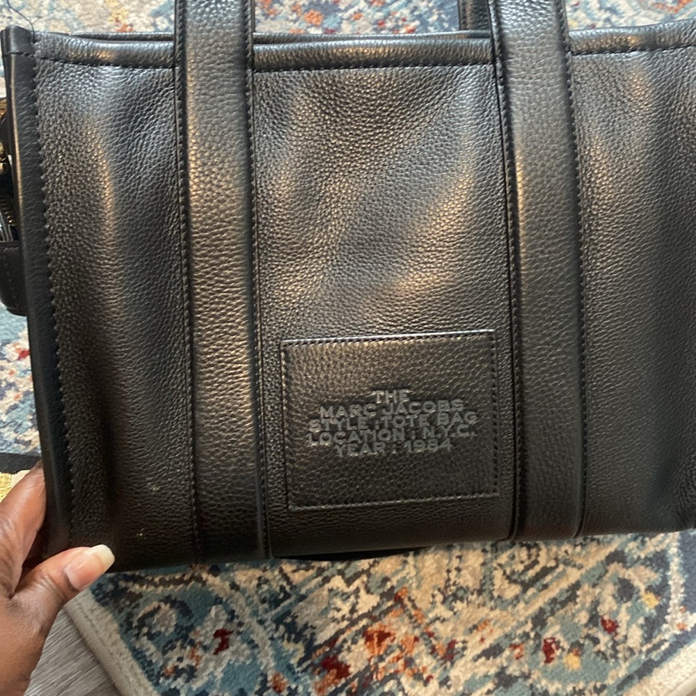 Marc Jacobs Black Tote Bag
Leather
Dust bag 
Purse insert
MEDIUM - Picture 5 of 10